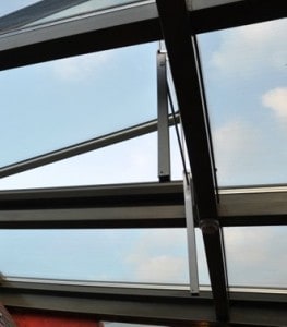 Sistem de ventilatie si desfumare asigurat prin automatizarea ferestrelor.