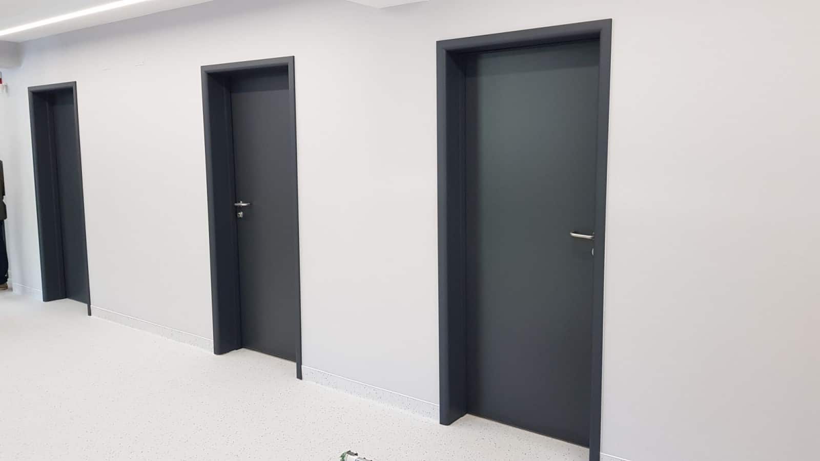 Sistem uși glisante automate pentru clinica Opthmax din Ploiești (1)