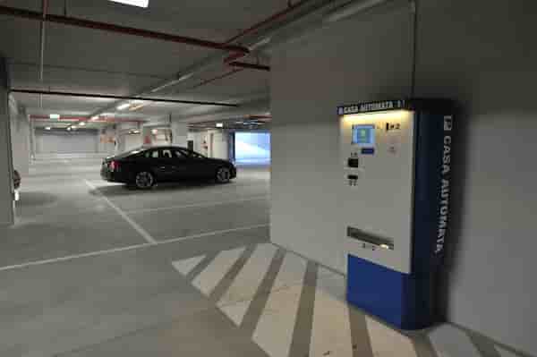 3 smart parking - parcometru automat intr-o parcare subterana