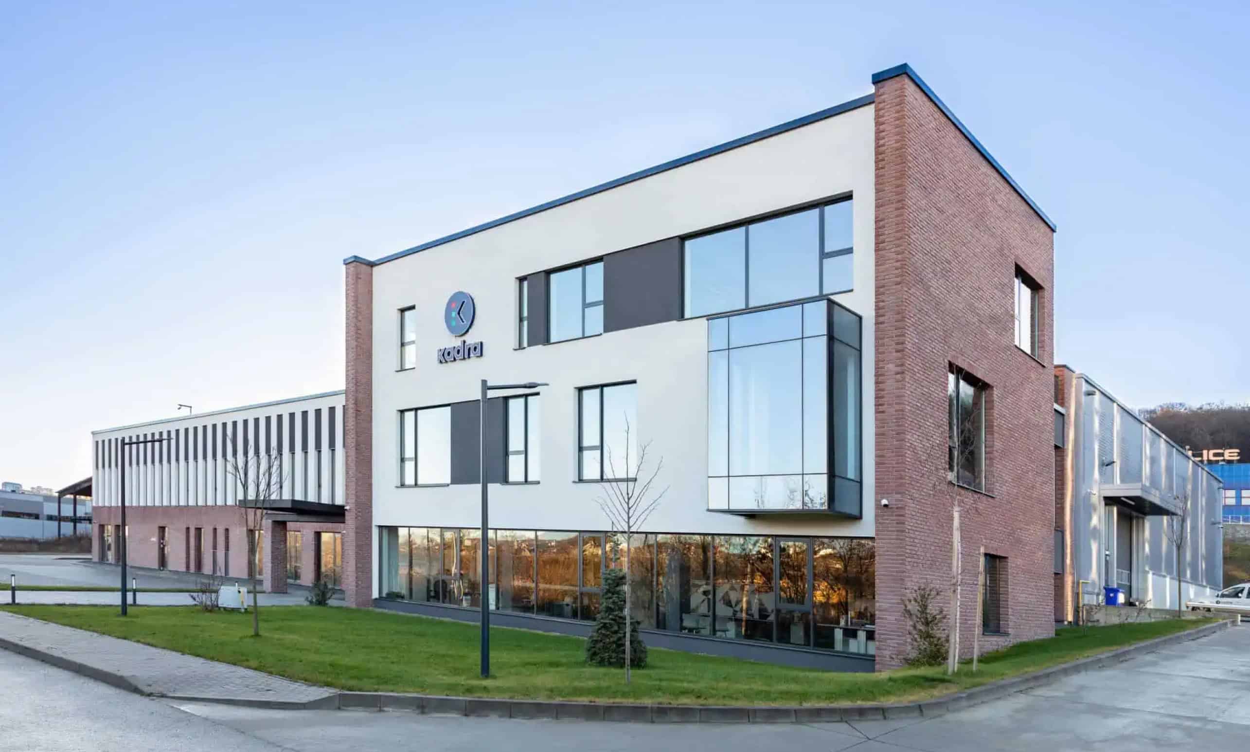 Casa KADRA, KADRA se alatura EMI Group