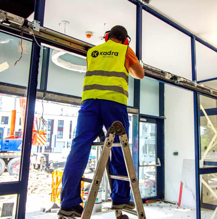 Uși automate pietonale, echipa KADRA, Medicover București