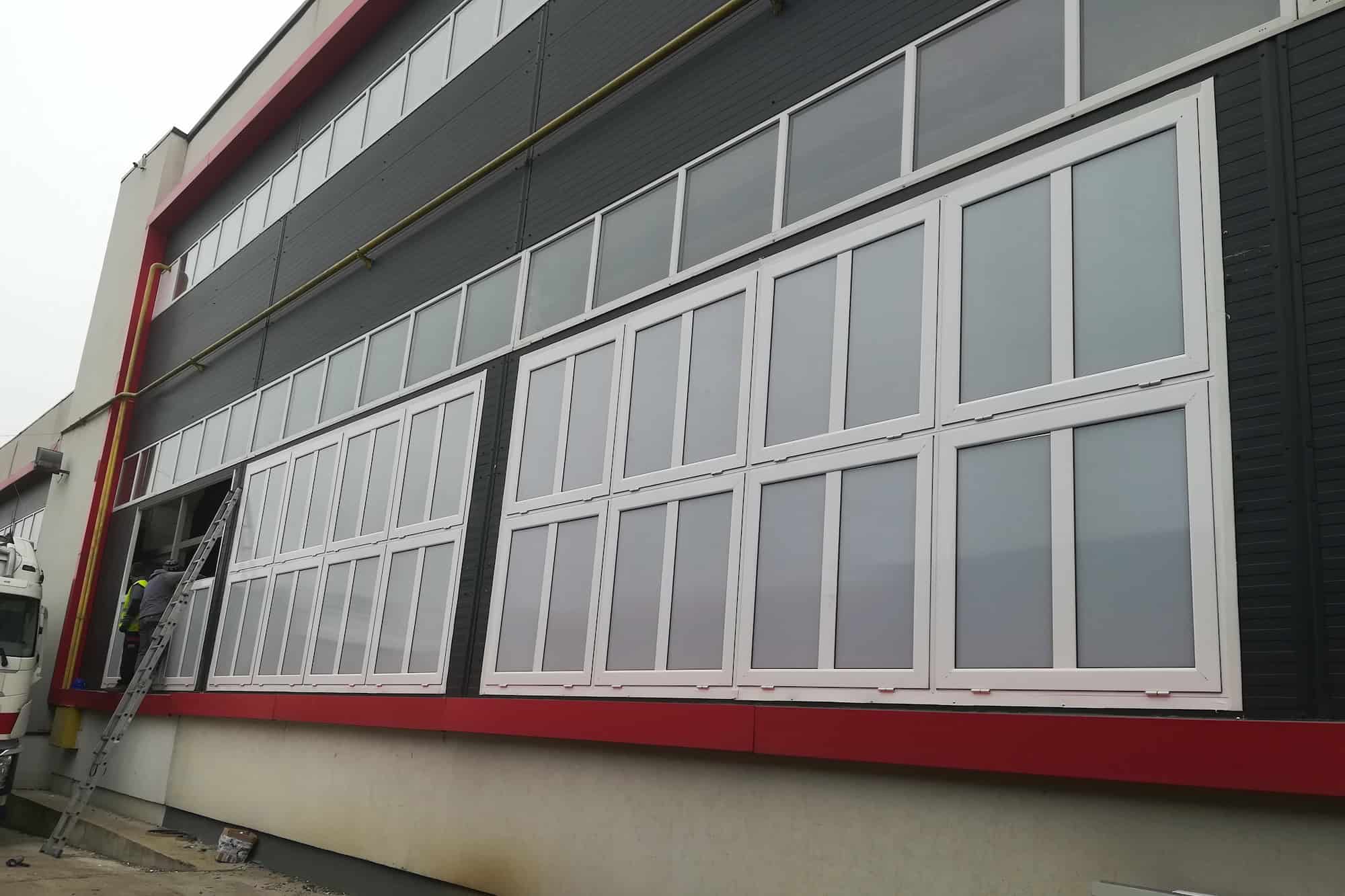 200 de trape de fum pentru centrul logistic Conex Distribution Iași