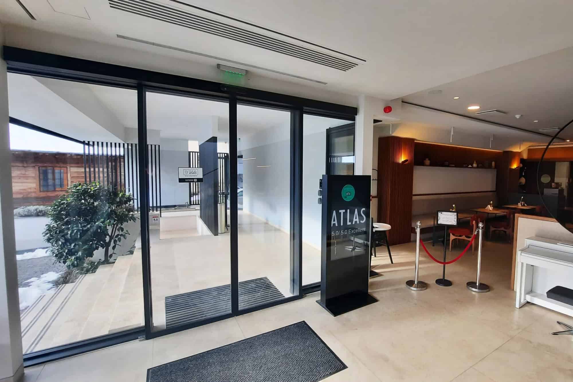Sistem integrat de control al accesului la Aparthotel Atlas din Piatra Neamț