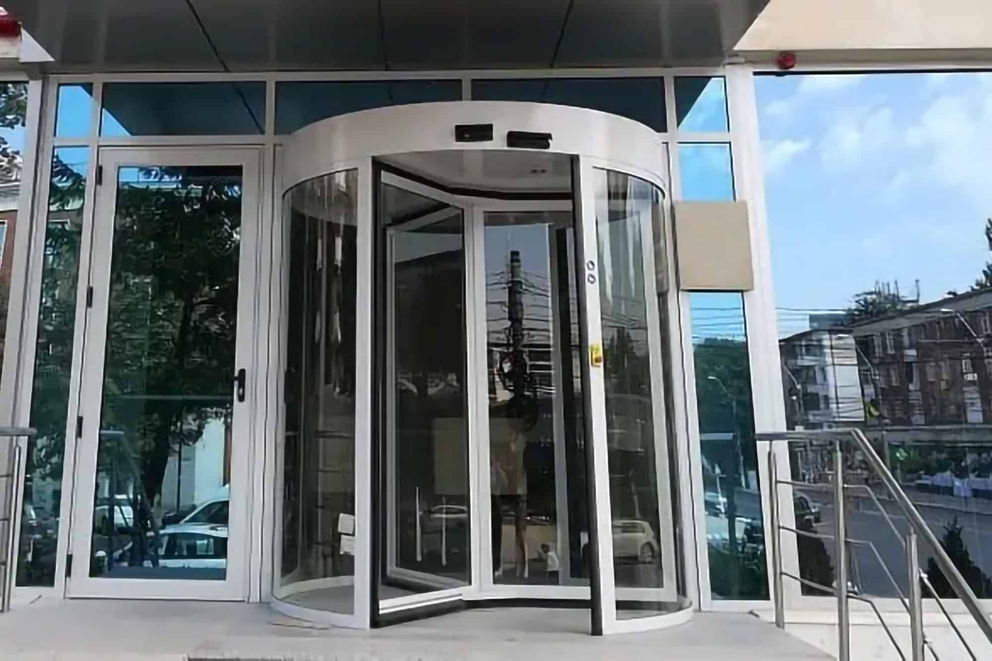 Ușa rotativă automată – soluția elegantă pentru confortul oaspeților Hotelului Centrum din Galați
