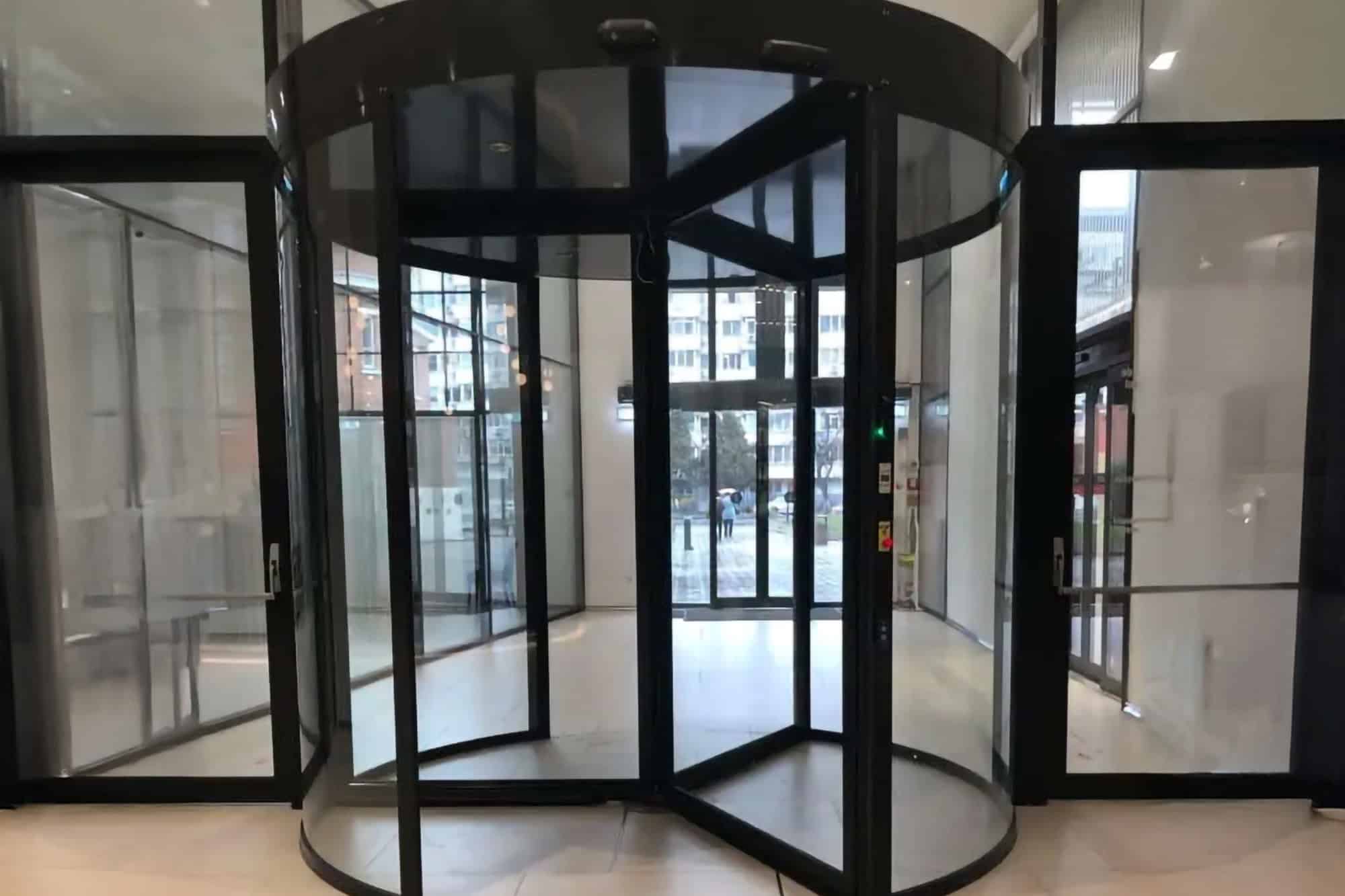 Ușă rotativă cu break-out tip bookfold pentru Metropolis center