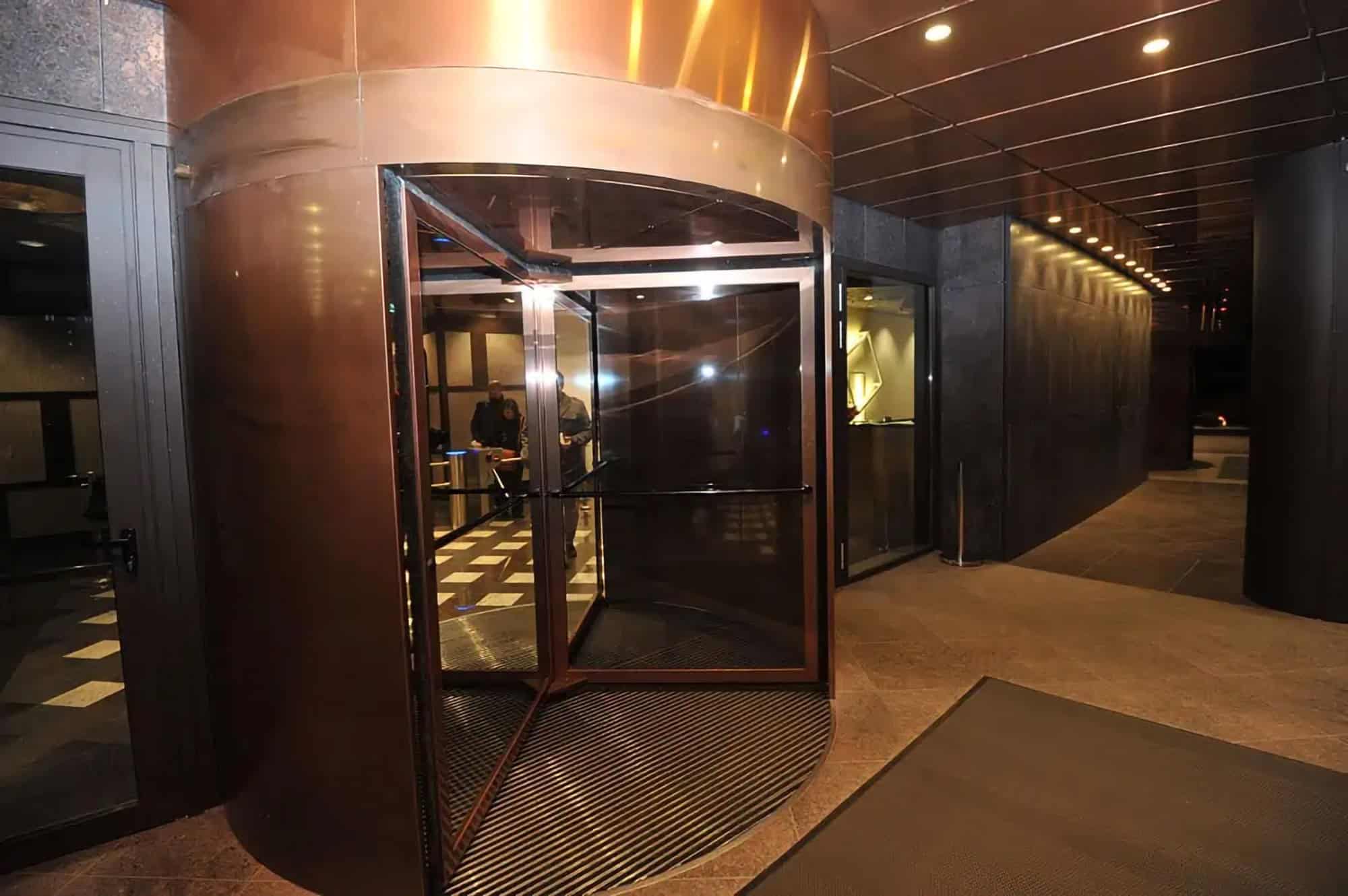 Uși rotative placate cu bronz pentru clădirea de birouri din Iulius Town Timișoara