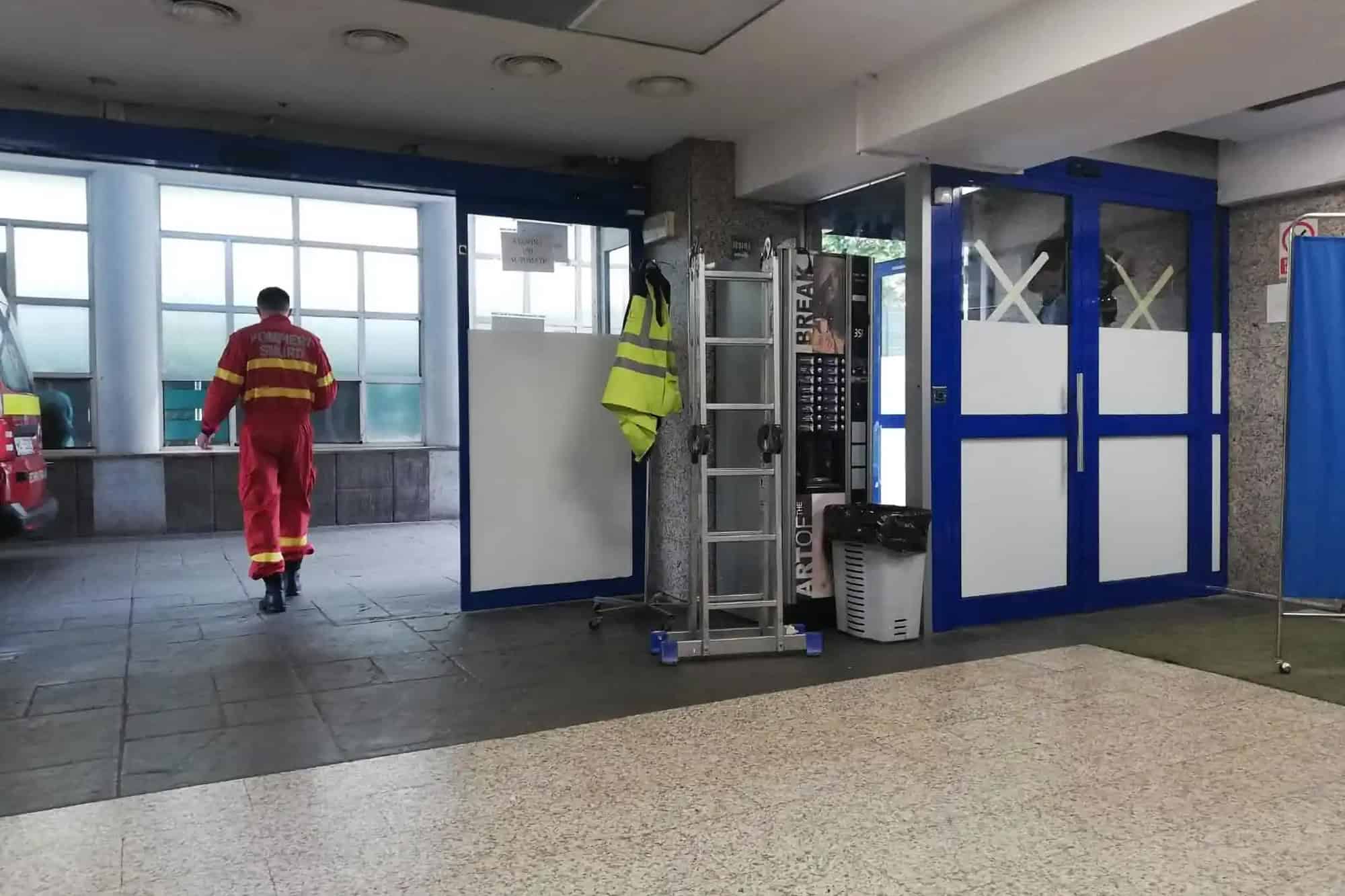 Ușă culisantă și uși batante automate pentru UPU Floreasca