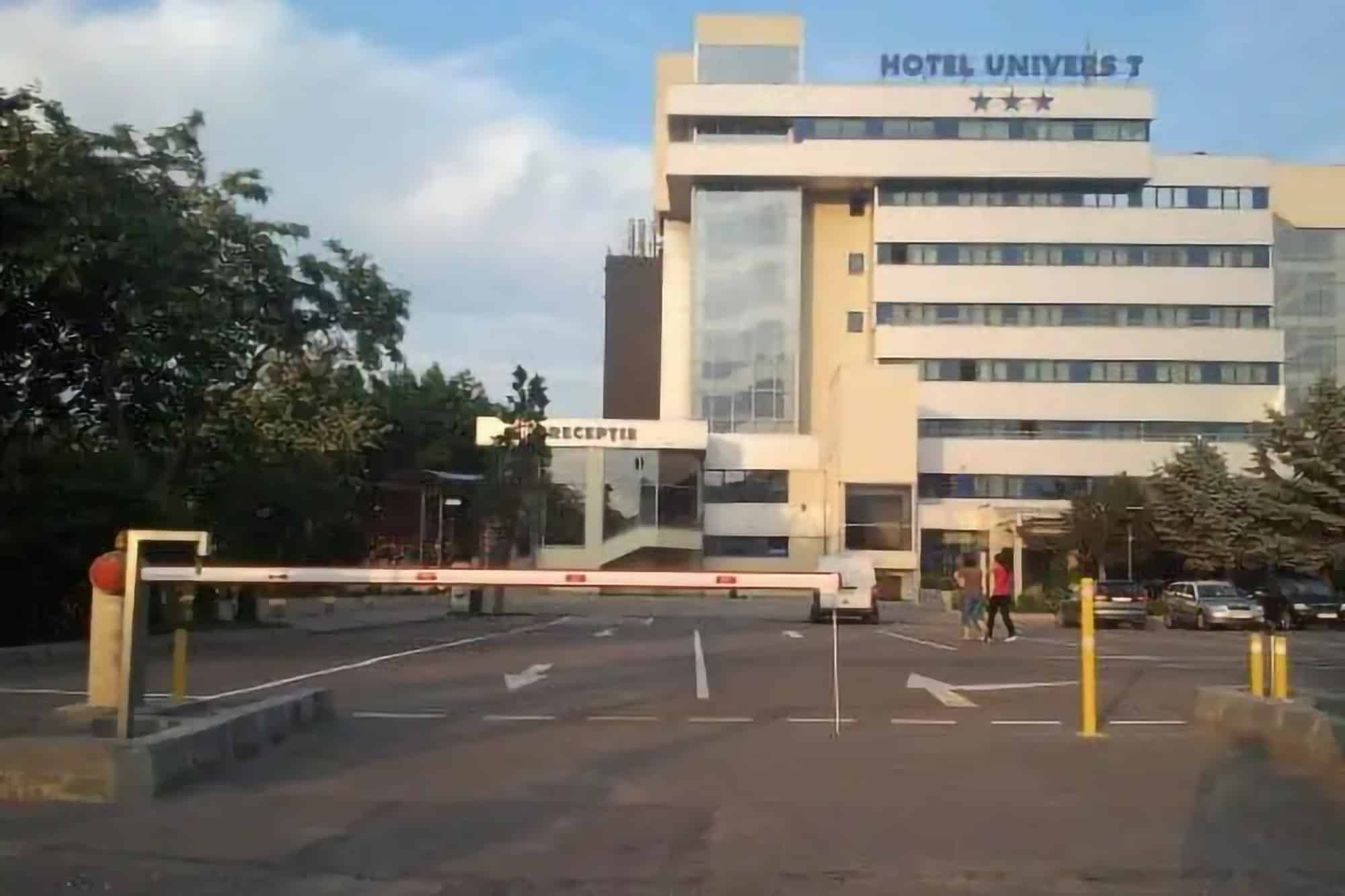 Bariere automate și o ușă automată furnizate la Hotel Univers T