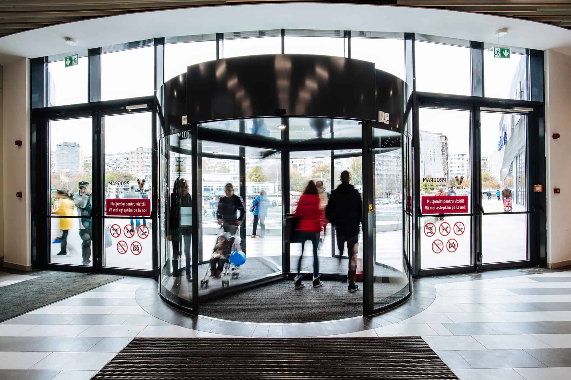 Uși rotative automate la Veranda Mall