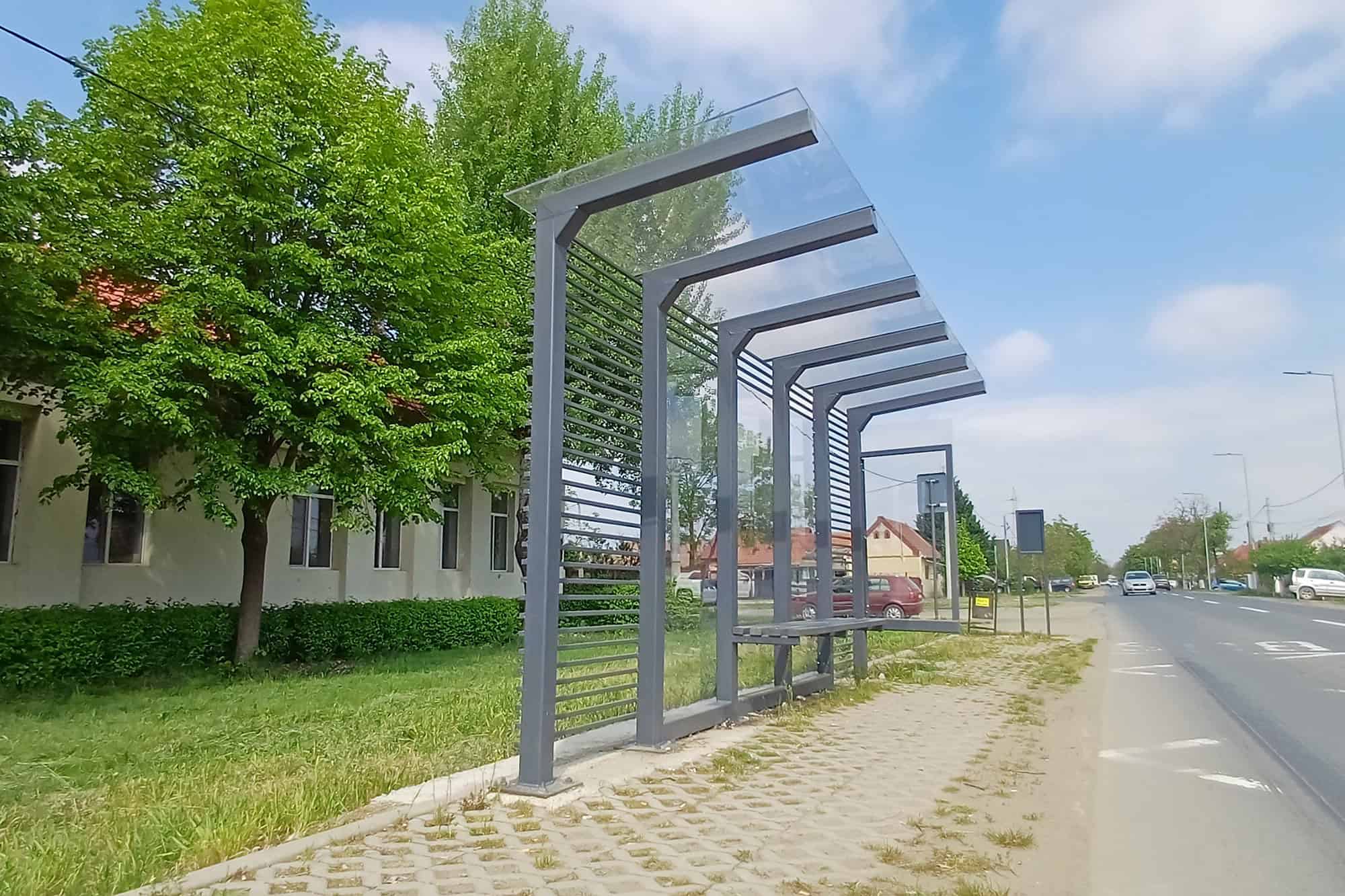 28 de stații de autobuz modernizate în Arad cu policarbonat compact