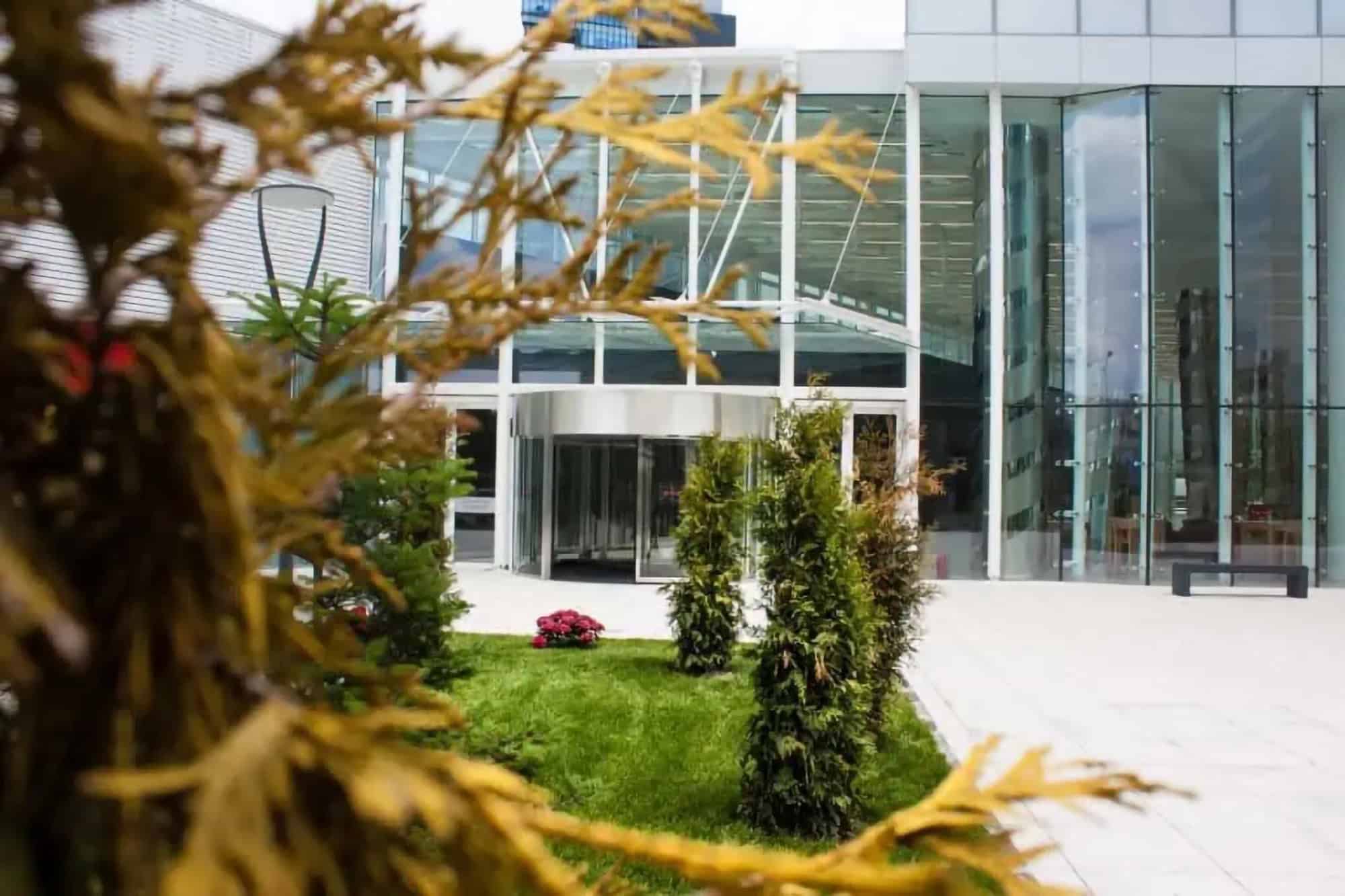 Uși rotative automate pentru Globalworth Tower
