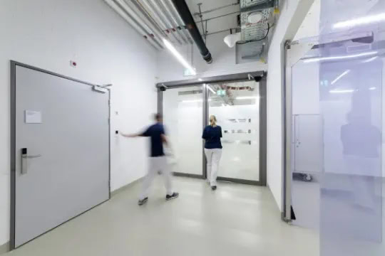 Ușile automate – soluția sigură pentru delimitarea corectă a fluxurilor din spitale