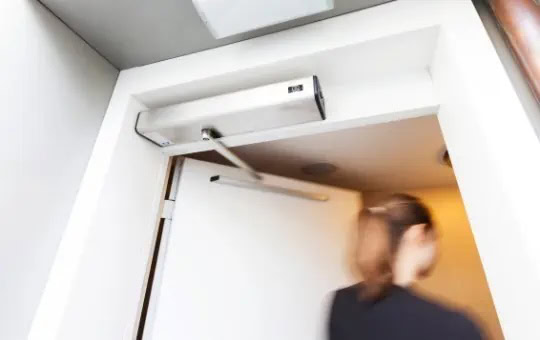 Ușile automate – soluția sigură pentru delimitarea corectă a fluxurilor din spitale