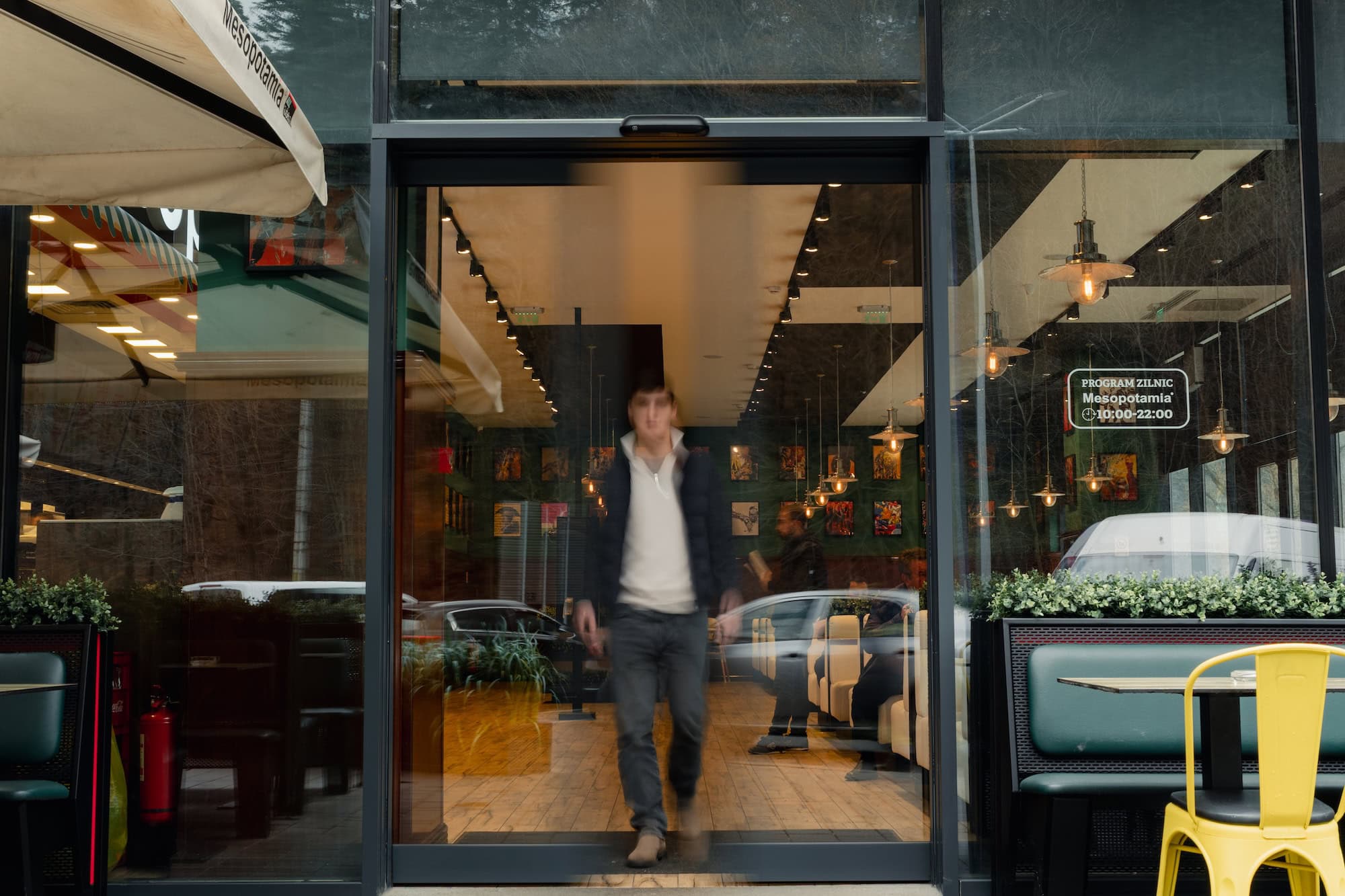 Reparații uși automate, cât economisești cu un abonament de mentenanță preventivă