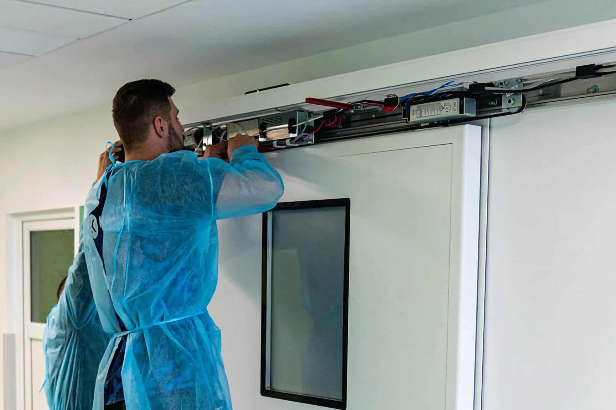 Specialist în intervenții rapide la sistem de control al accesului.