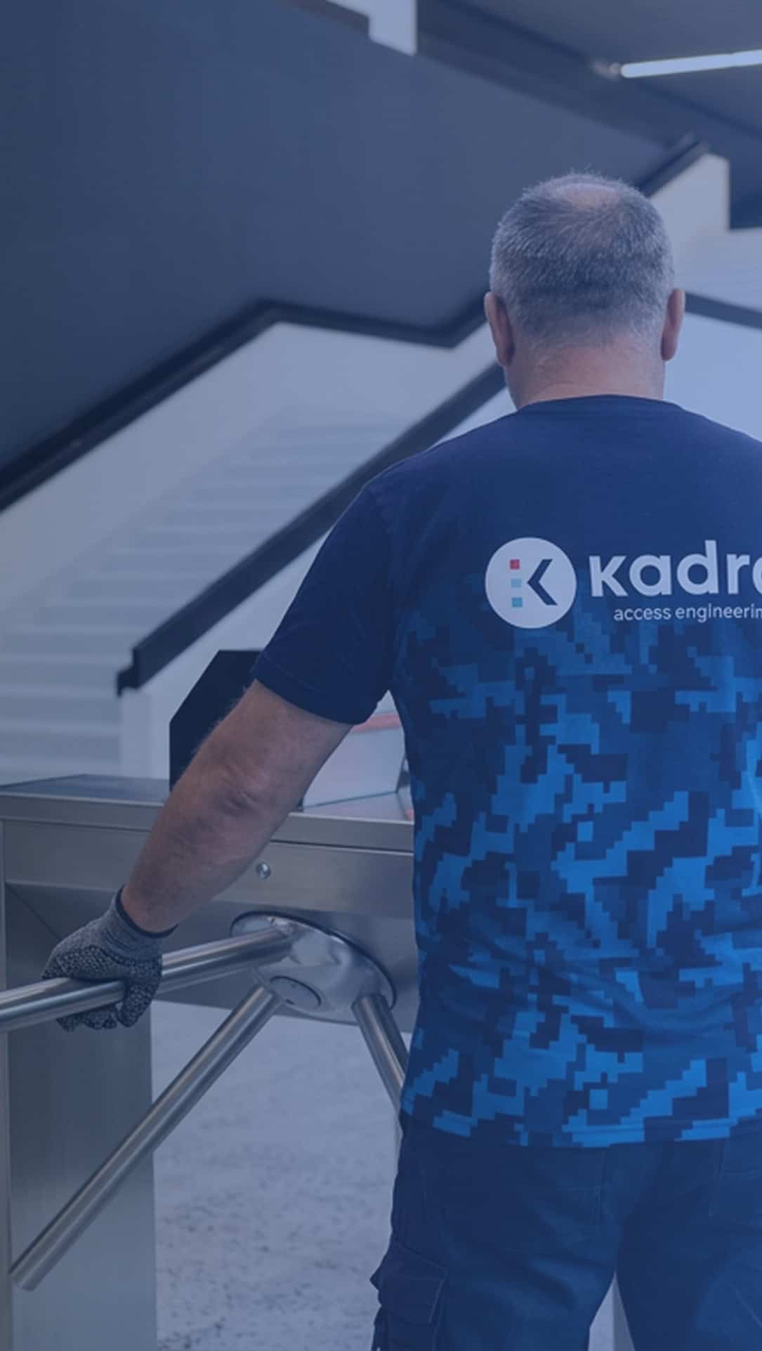 Angajat Kadra verificând un turnichet de acces modern.