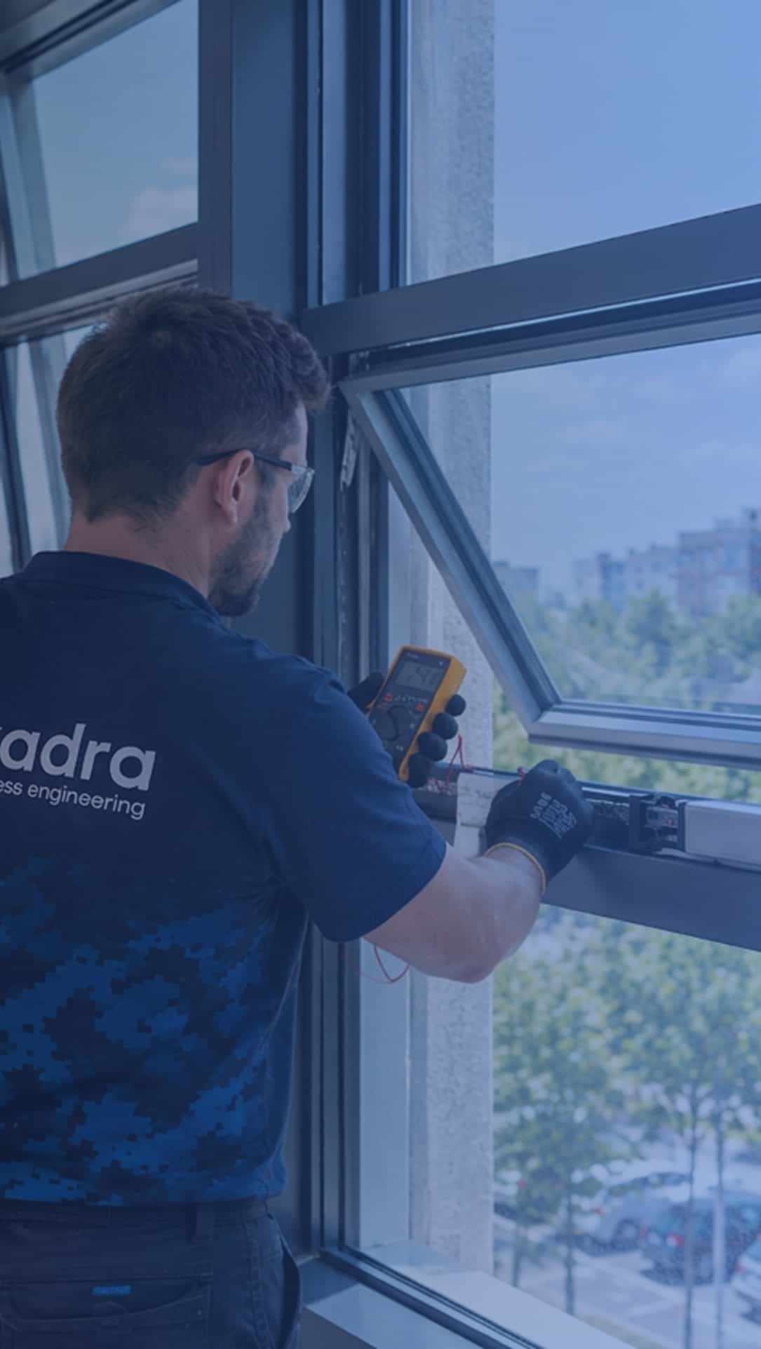 Specialist verificând sistemul de automatizare a ferestrelor cu smartphone-ul.