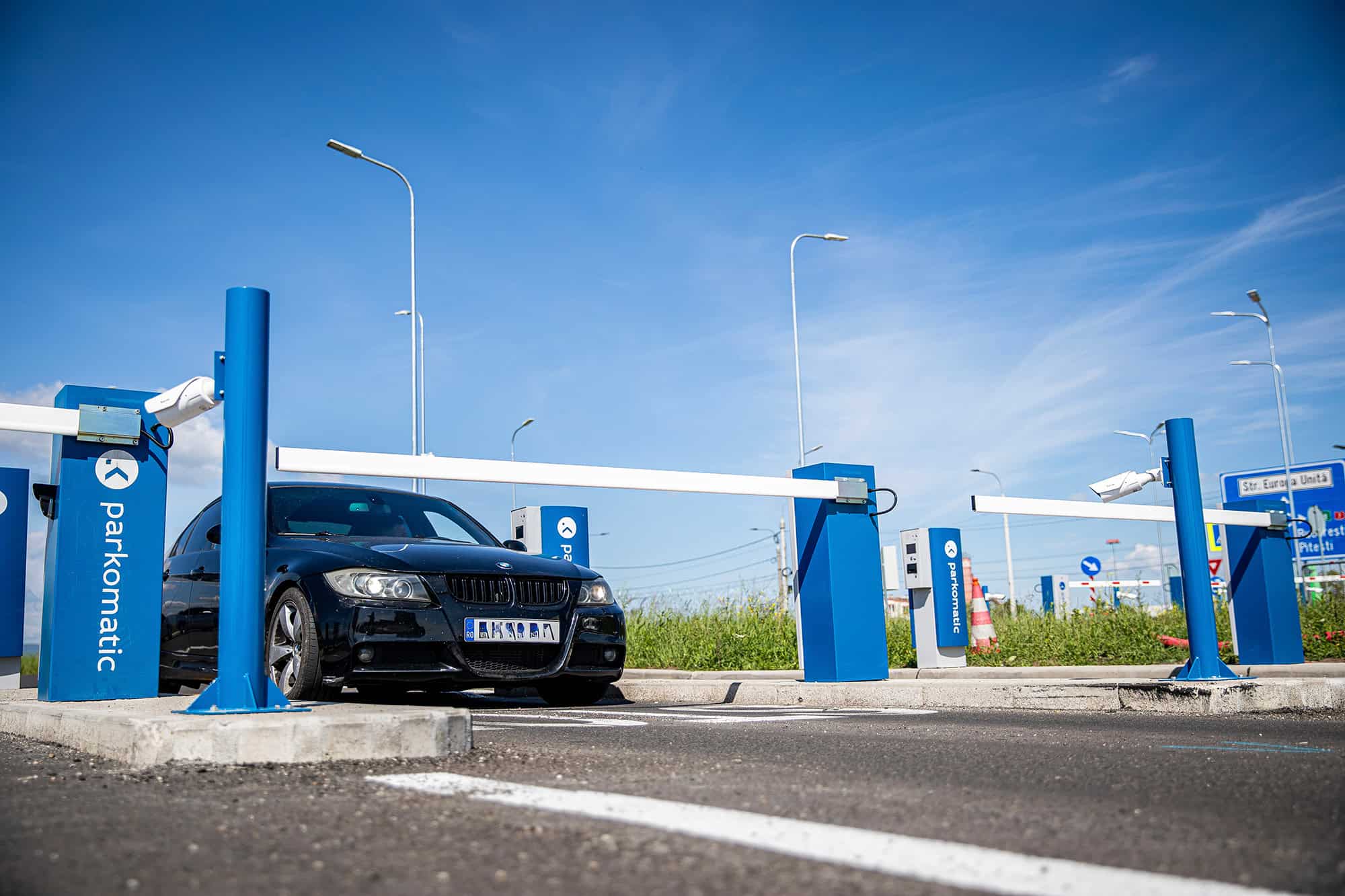 Service sisteme de parcare 6 Sistem automat de parcare cu barieră și mașină în parking.