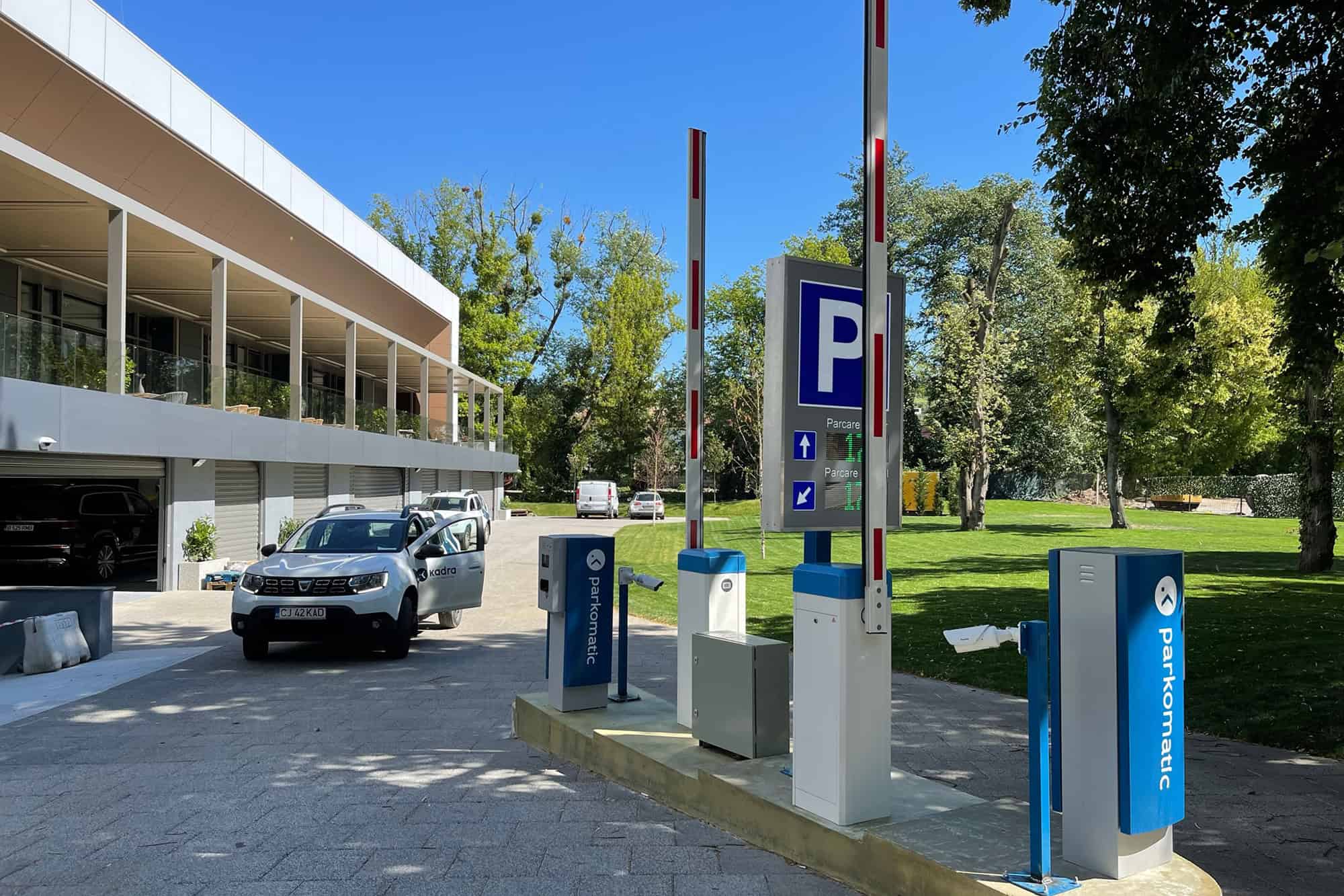 Service sisteme de parcare 5 Stație de încărcare electrică pentru mașini în parcarea unui birou modern.