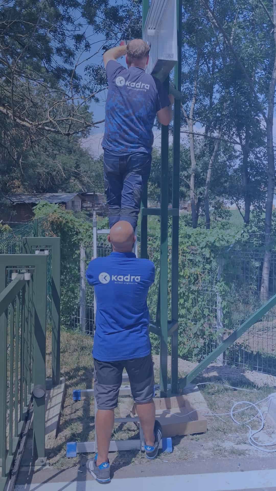 Instalare sistem de parcare Kadra în exterior, doi tehnicieni în acțiune.