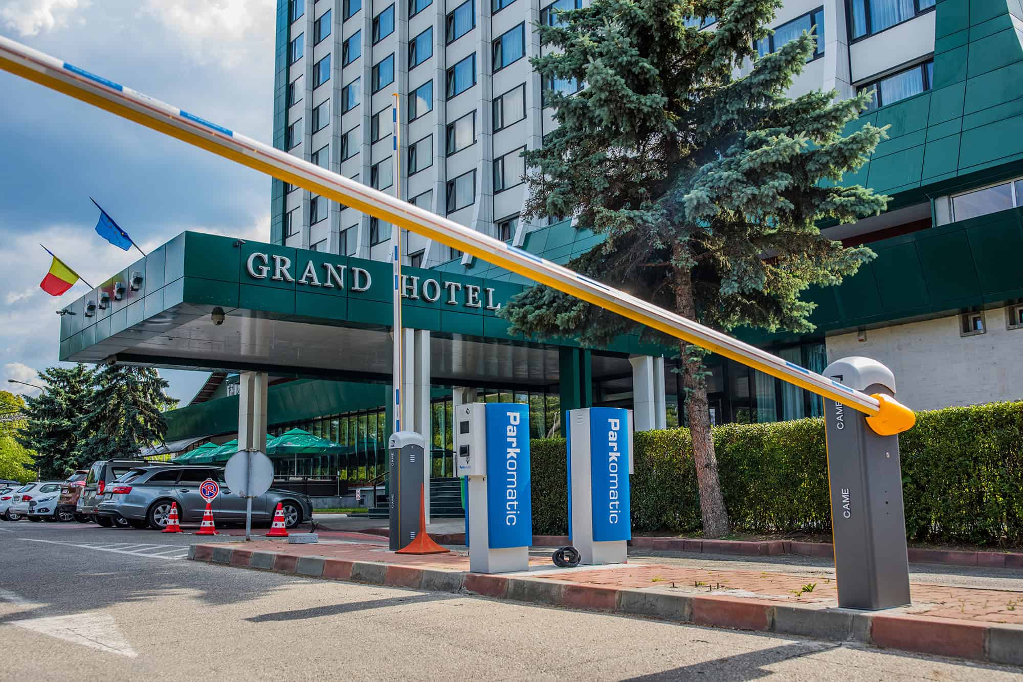 Service sisteme de parcare 4 Sistem automat de parcare pentru hotel, cu barieră și stații de plată.