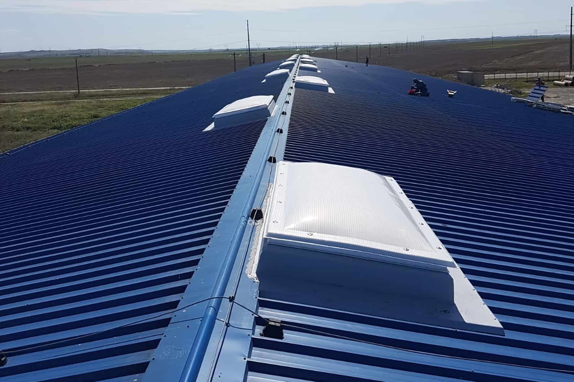 Tavan acoperit cu panouri solare și ventilații pentru eficiență energetică.