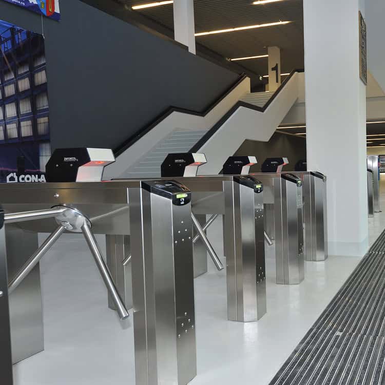 Turnicheți de control acces moderni pentru intrare sigură.