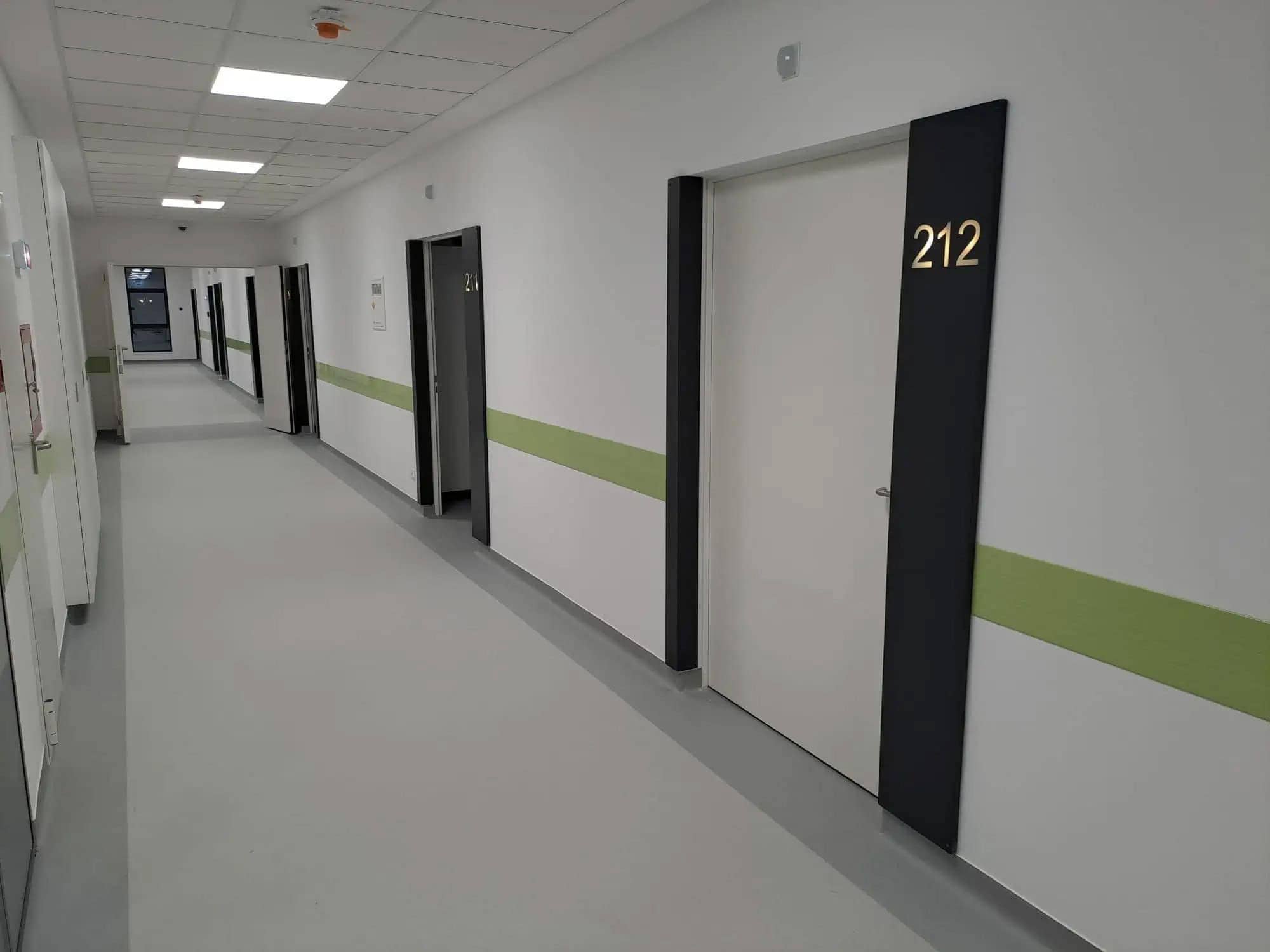 Uși de spital moderne în coridorul unui centru medical Kadra.