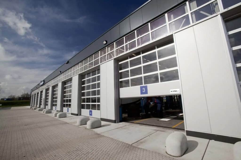 Ușă industrială rapidă pentru spații comerciale și industriale.