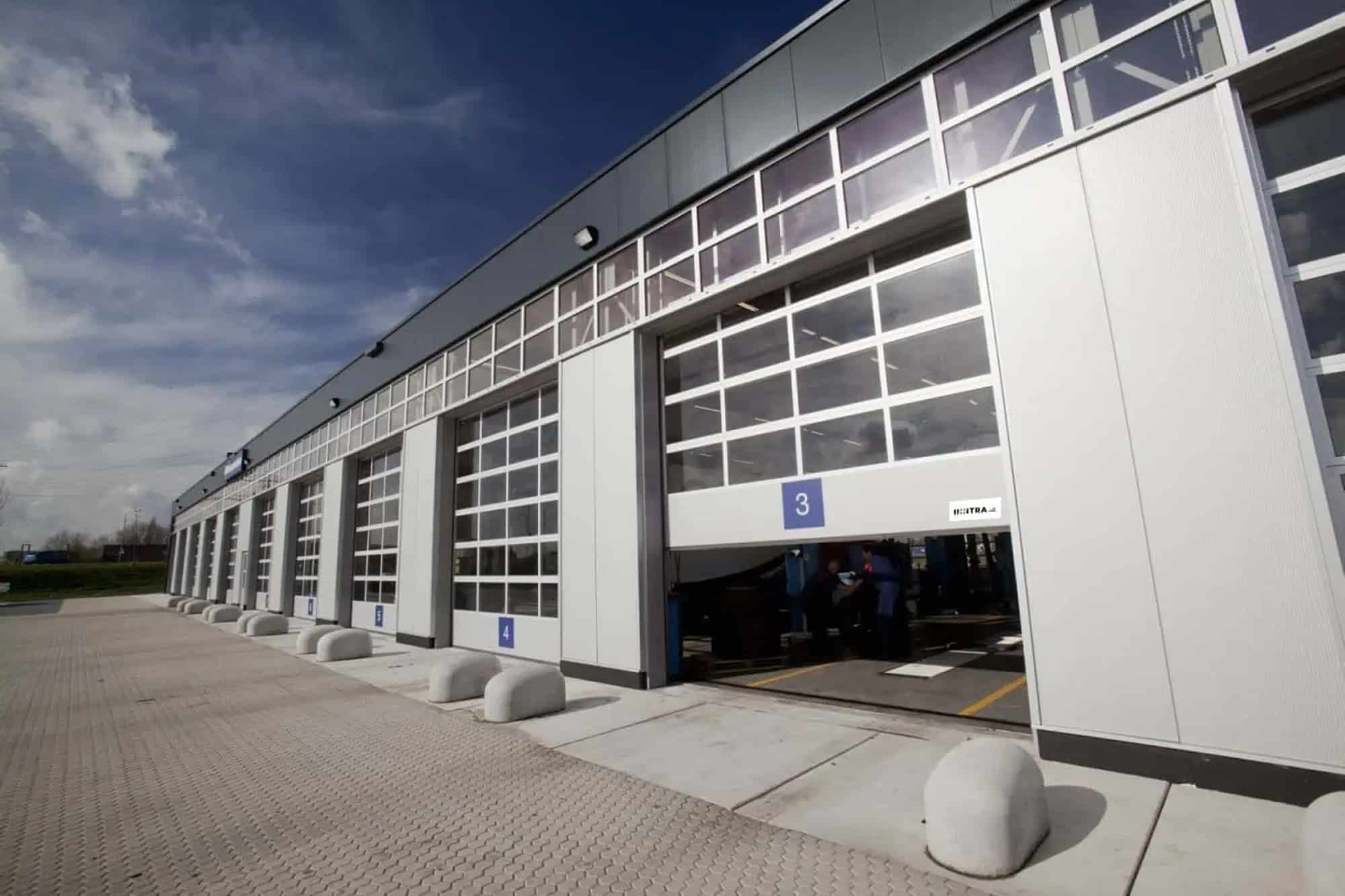 Ușă industrială rapidă pentru spații comerciale și industriale.