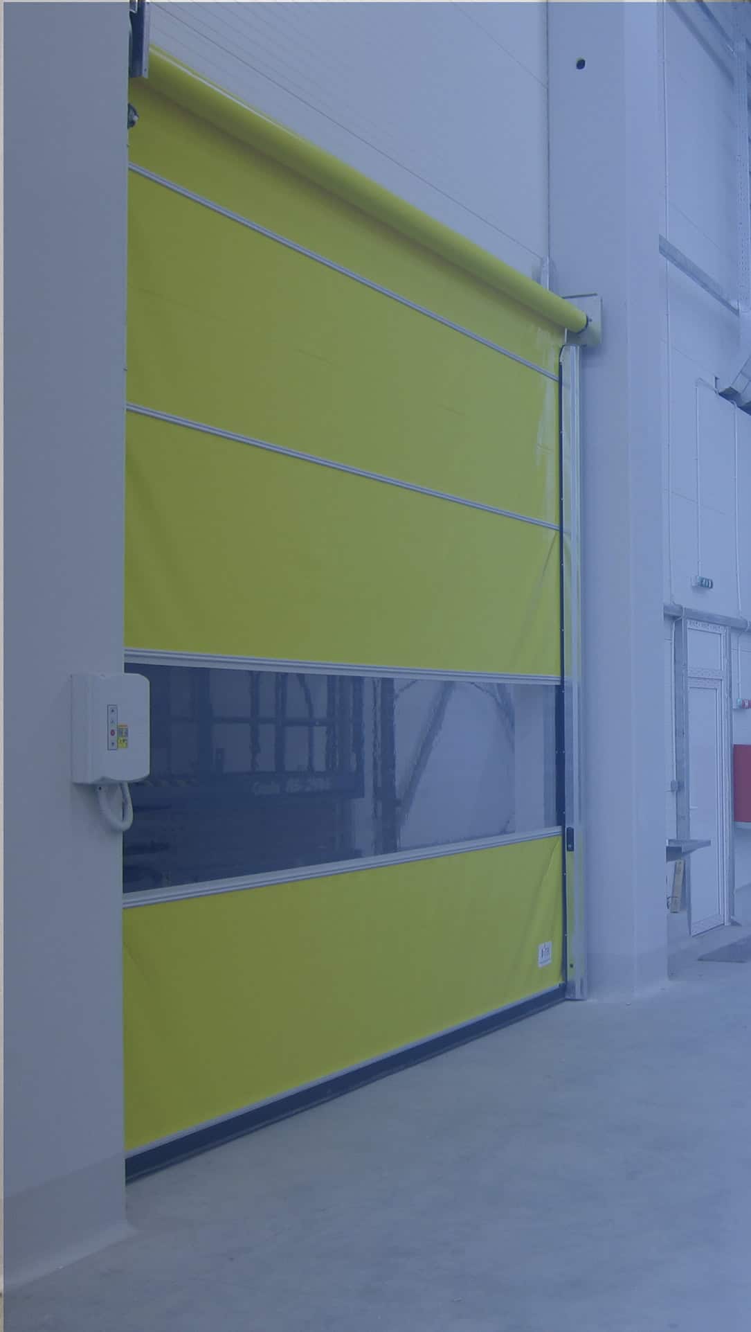 Ușă industrială rapidă galbenă pentru spații comerciale și industriale.