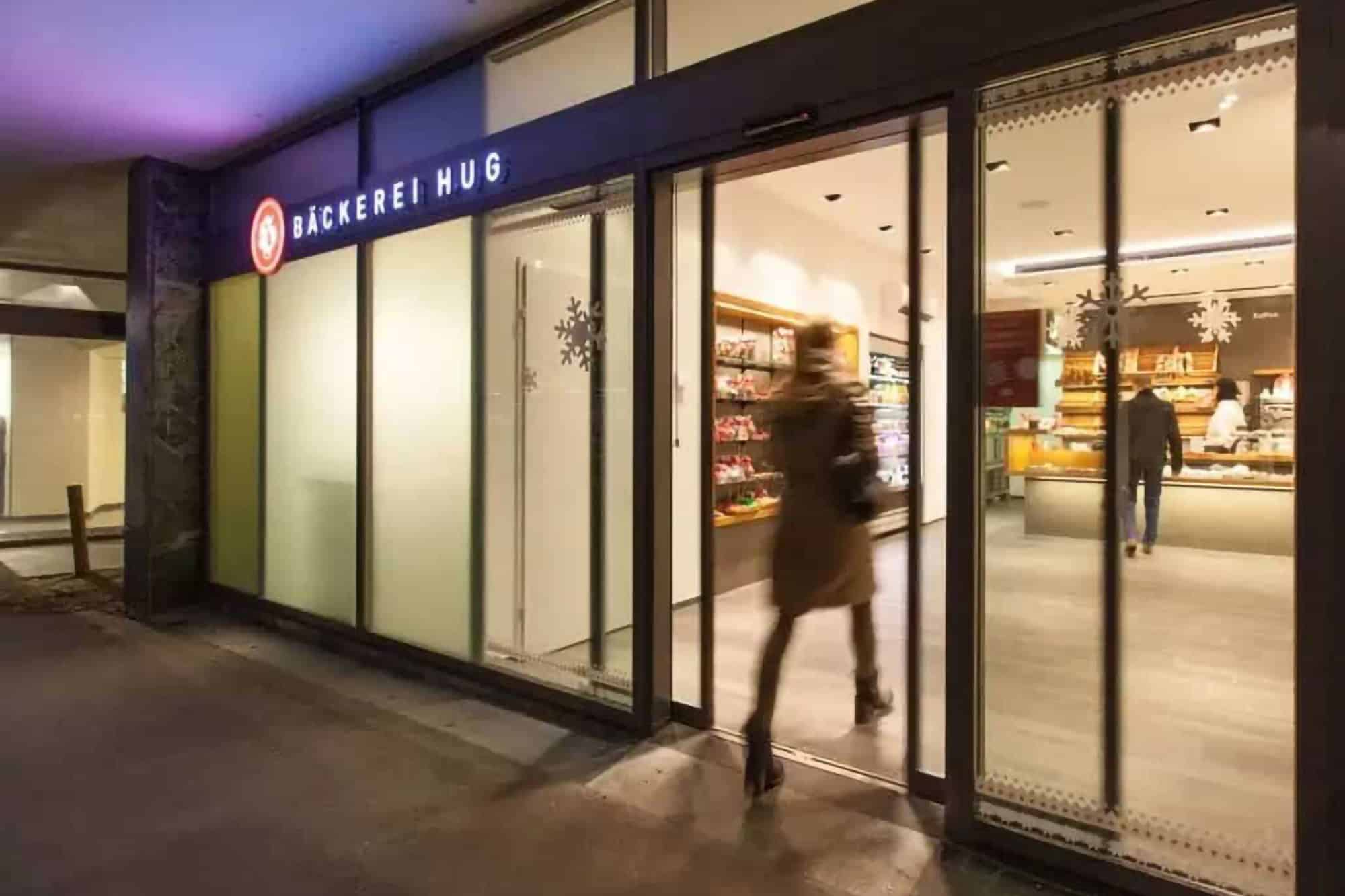 Ușă de intrare în magazin cu izolare termică și vitrine mari.